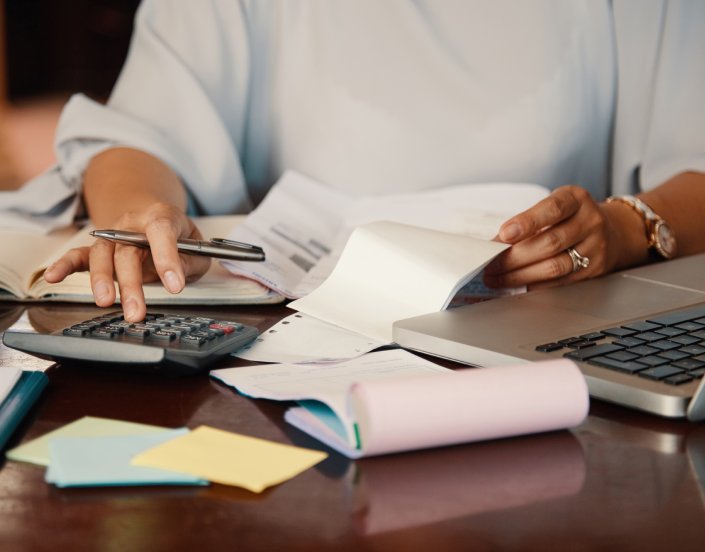 Imagen de un CEO revisando los gastos y ventas antes de la asesoría fiscal con Novum